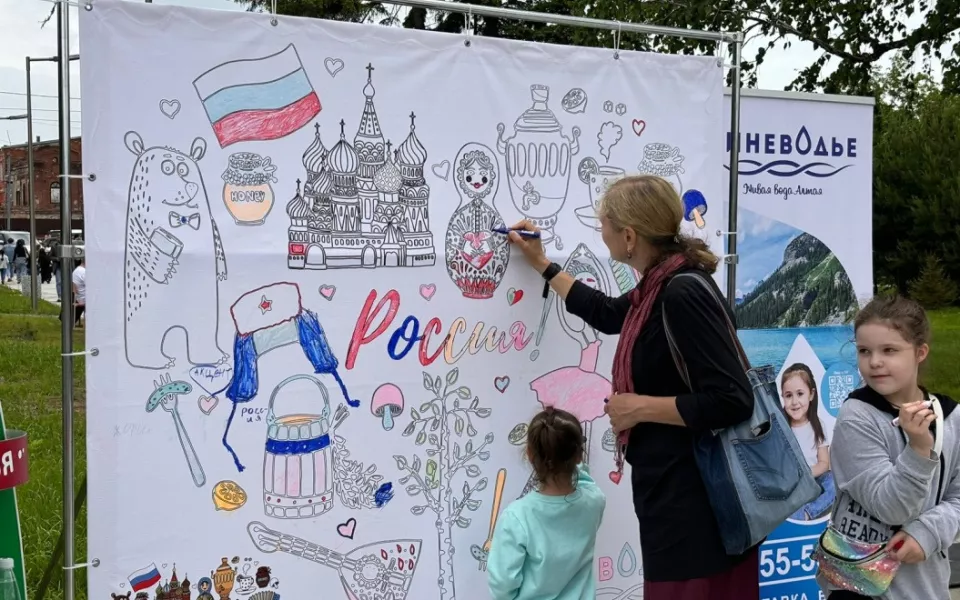Танцы, песни и мастер-классы: в барнаульском парке отметили День России