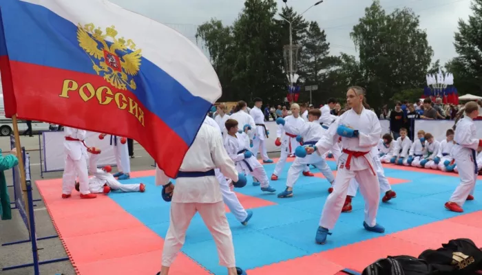 В Барнауле на площади Сахарова с соревнованиями и концертом отмечают День России