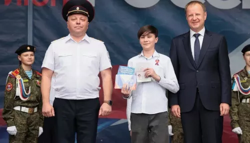 Томенко в День России вручил первые паспорта юным жителям Алтайского края