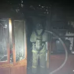 В Барнауле двух человек увезли в больницу после пожара в жилом доме