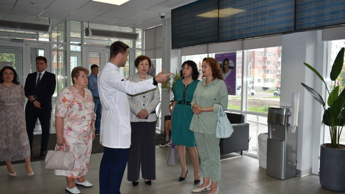 Депутаты Барнаульской гордумы провели выездное совещание в новой поликлинике №14