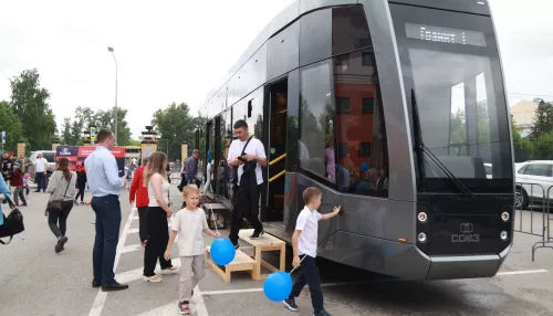 Гранит на рельсах: как прошла презентация первого трамвая, собранного в Барнауле