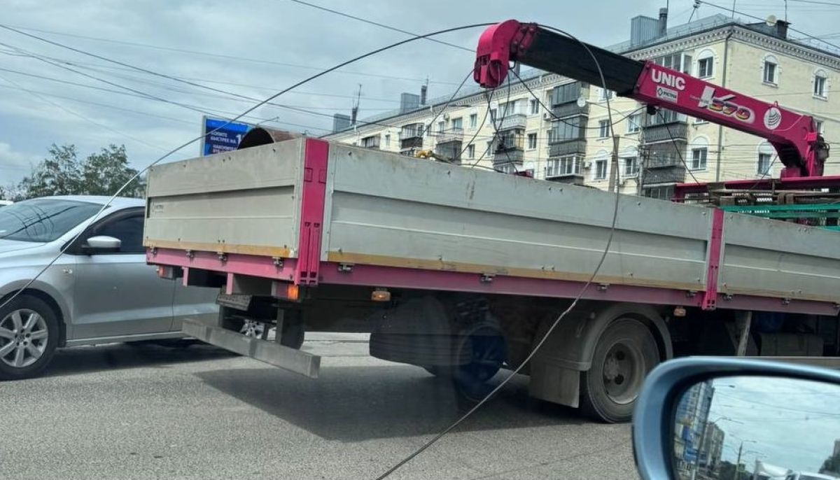 В Барнауле автокран оторвал контактный провод на Северо-Западной - Толк  13.06.2024