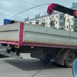 В Барнауле автокран оторвал контактный провод на перекрестке