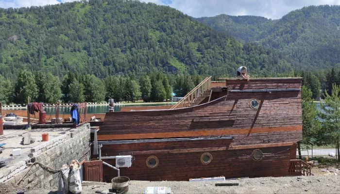 Известный кораблик на Бирюзовой Катуни масштабно ремонтируют перед новым запуском