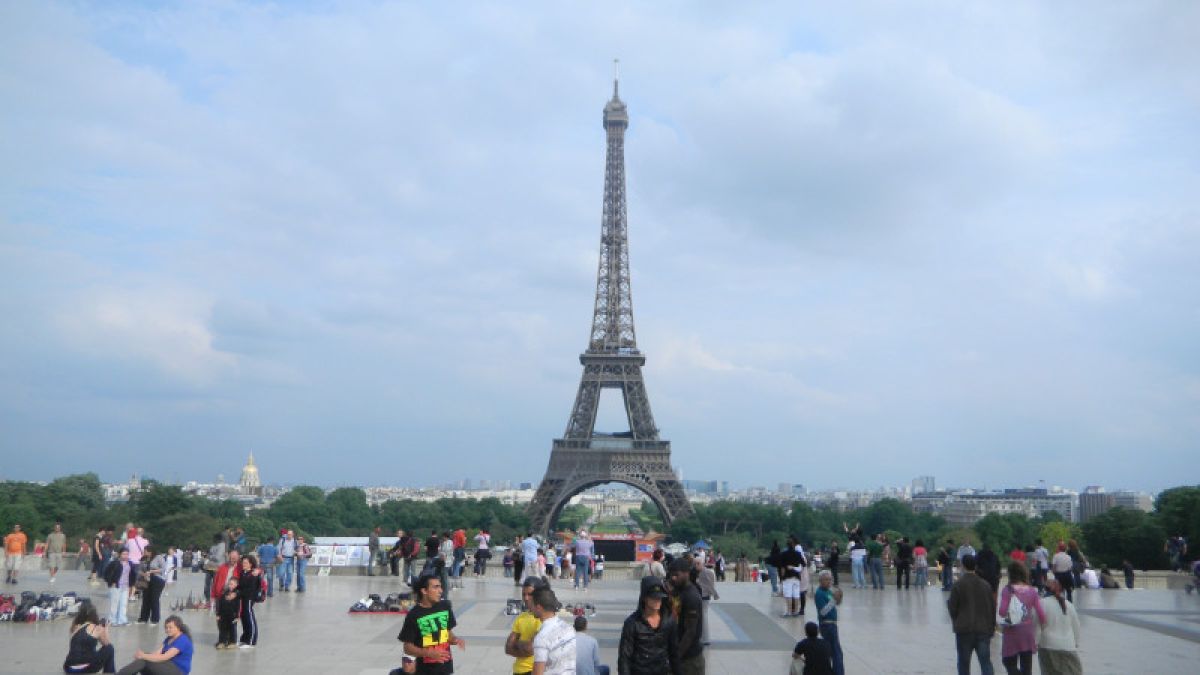 Эйфелеву башню закроют на день в Париже