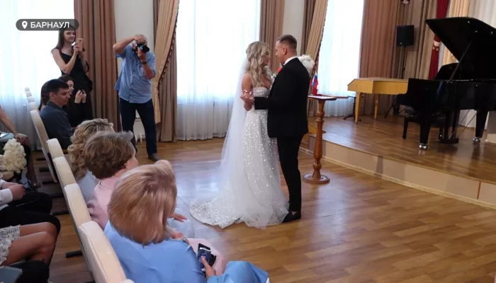 В Барнауле впервые состоялась выездная регистрация брака в музее