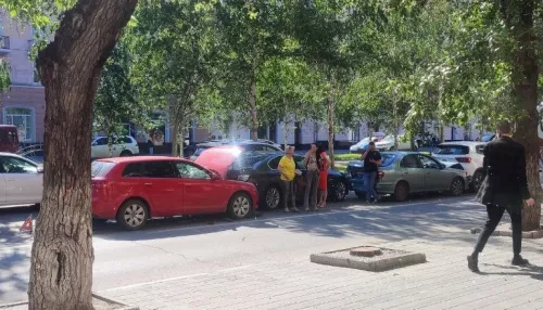 В центре Барнаула в массовом ДТП столкнулись четыре авто