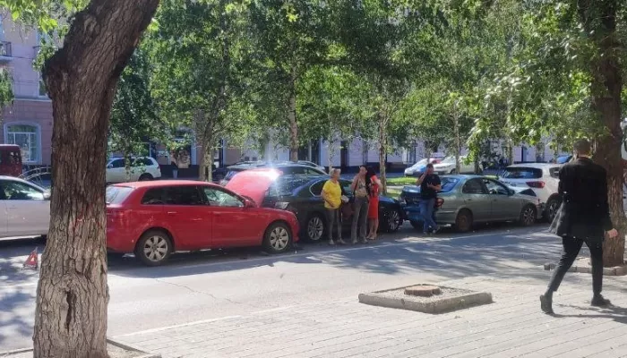 В центре Барнаула в массовом ДТП столкнулись четыре авто