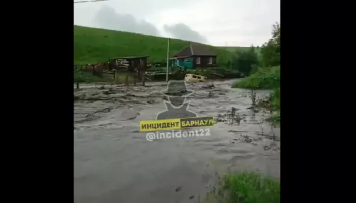 В алтайском селе после дождя на дороге появилась буйная река