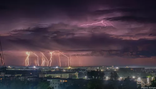 Житель Рубцовска сделал впечатляющие снимки грозового неба с молниями