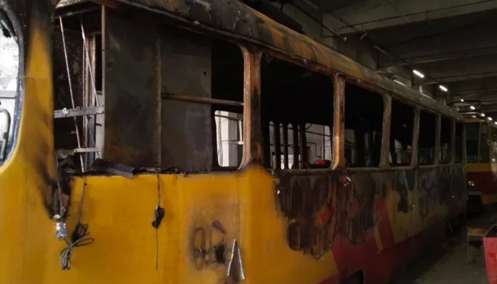 В Сети появились фото сгоревшего на конечной трамвая в Барнауле