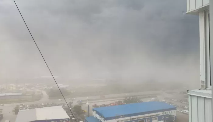 Пылевая буря с громовыми раскатами настигла Барнаул