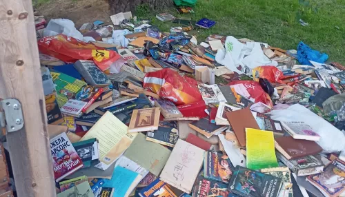 Красный диплом и множество книг нашли на свалке в Новосибирске