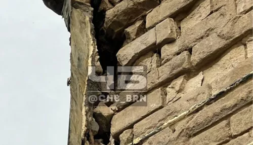 Жильцы аварийной трехэтажки в Барнауле заявили об угрозе обрушения фасада