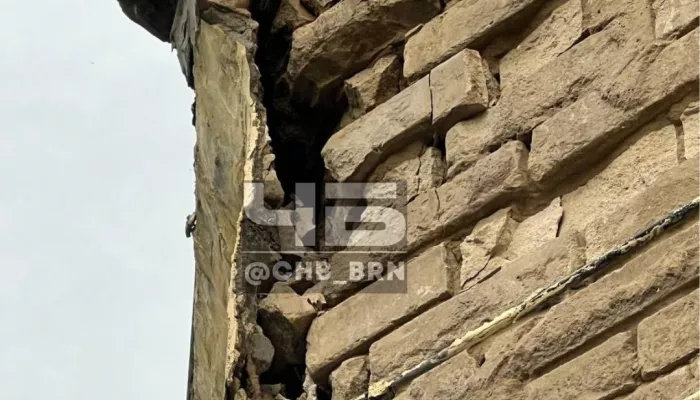 Жильцы аварийной трехэтажки в Барнауле заявили об угрозе обрушения фасада