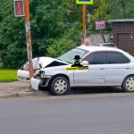 В Барнауле автомобиль врезался в столб на перекрестке Смирнова и Северо-Западной