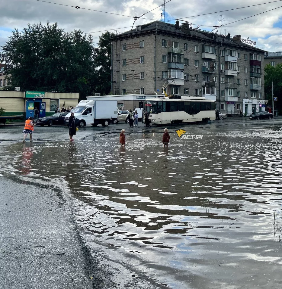 В Новосибирске мощный ливень с градом залил городские улицы - Толк  18.06.2024