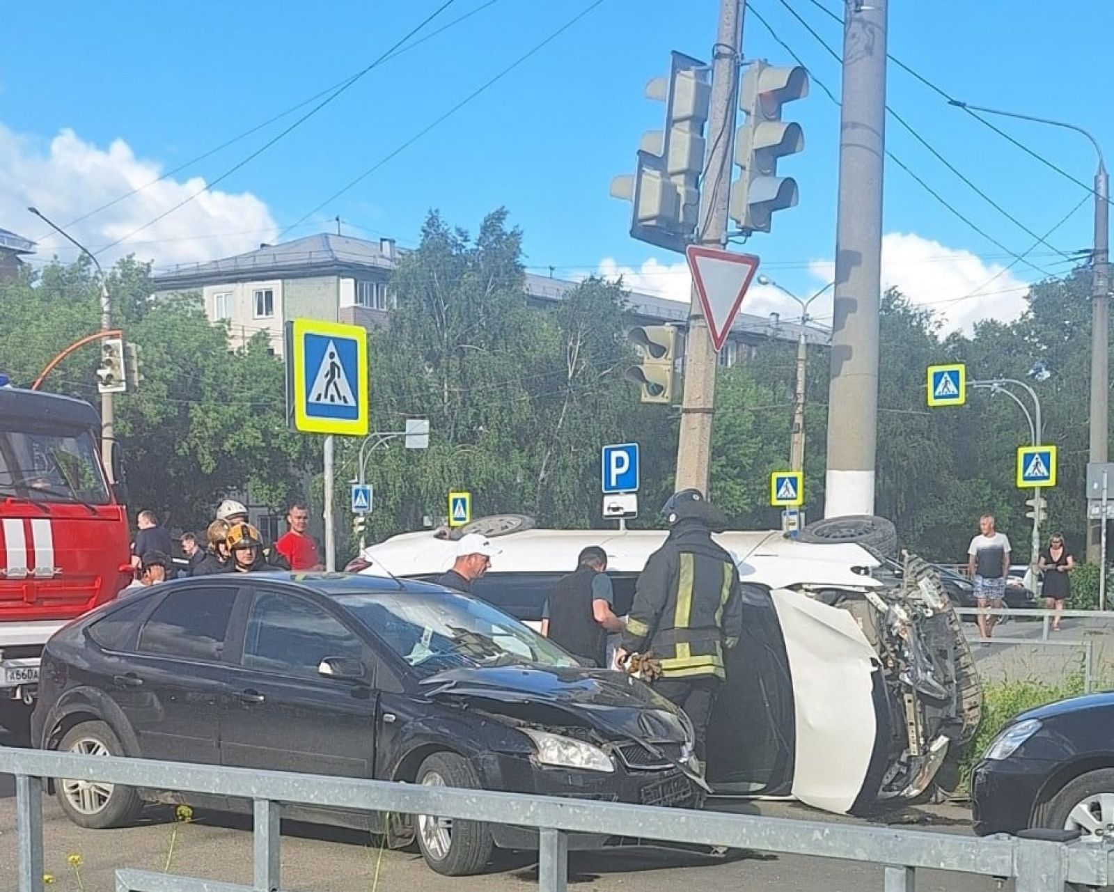 В Барнауле легковушка перевернулась на бок в результате ДТП - Толк  19.06.2024