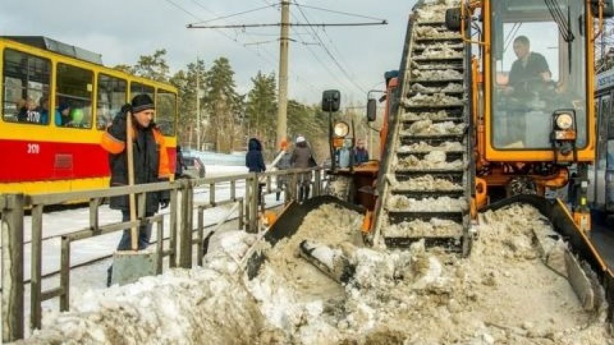 Последствия снежной бури продолжают устранять в Барнауле