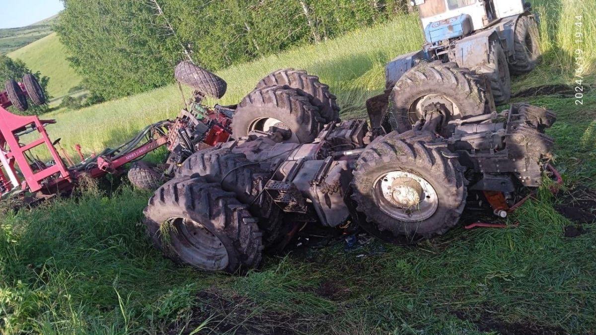 На Алтае трактор съехал в кювет и перевернулся, водитель погиб | Каменские  новости