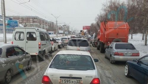 Барнаульцы сообщают об огромных пробках в городе днем 26 ноября