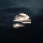 Фотограф снял Луну над Барнаулом в самую короткую ночь года