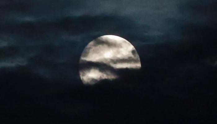 Фотограф снял Луну над Барнаулом в самую короткую ночь года