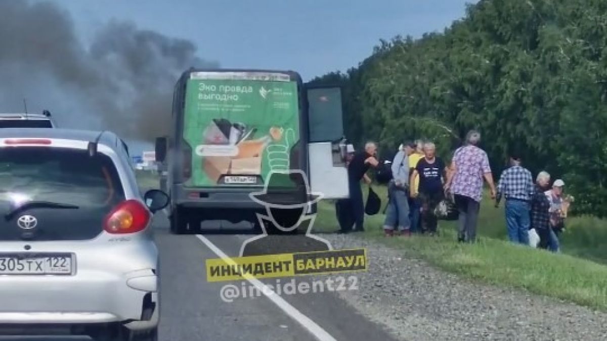 На трассе загорелся автобус