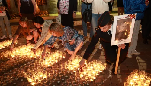 В Барнауле зажгли свечи в память о погибших в Великой Отечественной войне. Фото