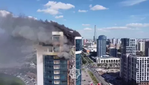 В центре Астаны загорелся 26-этажный жилой небоскреб