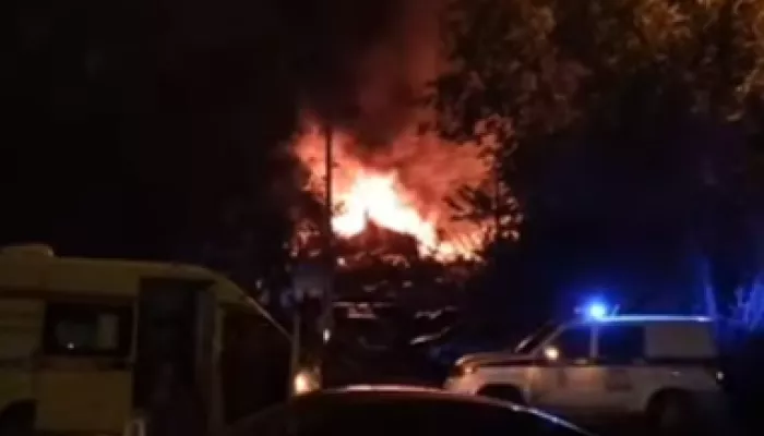В Барнауле ночью произошел крупный пожар на ул. Никитина