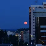 Астрофотограф сделал кадры Красной Луны над Барнаулом