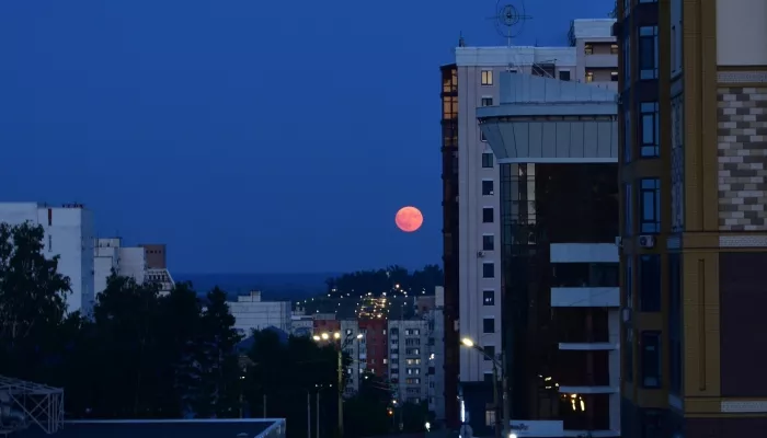 Астрофотограф сделал кадры Красной Луны над Барнаулом