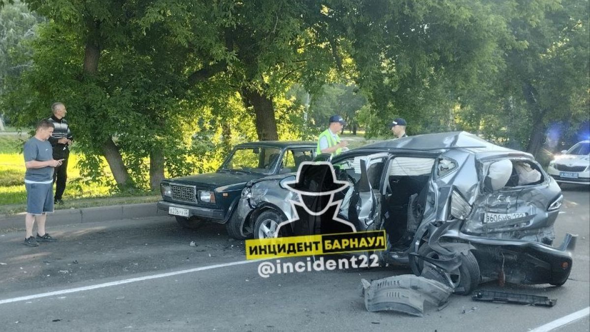 В Барнауле на Павловском тракте произошло массовое ДТП | 23.06.2024 |  Барнаул - БезФормата