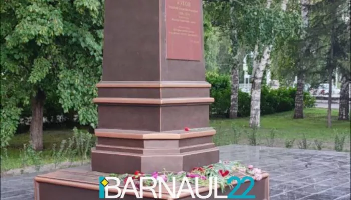 В Барнауле повредили новый памятник маршалу Жукову