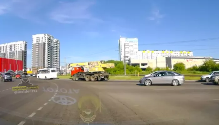 В Барнауле на кольце возле Волны автокран въехал в пассажирский автобус