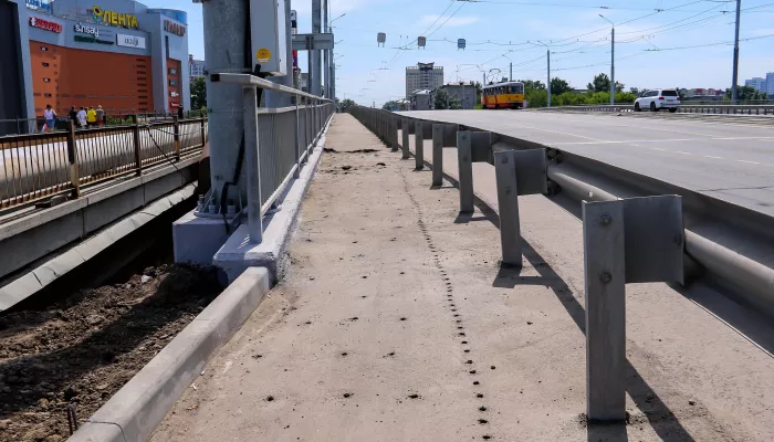 В Барнауле к 30 июня полностью завершат благоустройство моста у Нового рынка
