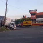 В Барнауле неуправляемый грузовик вылетел на рельсы и врезался в столб