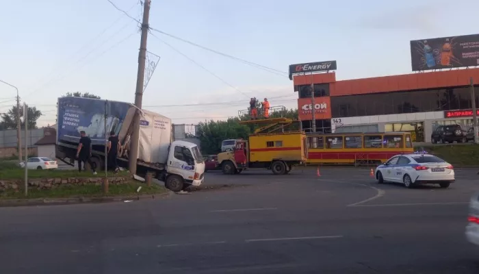 В Барнауле неуправляемый грузовик вылетел на рельсы и врезался в столб