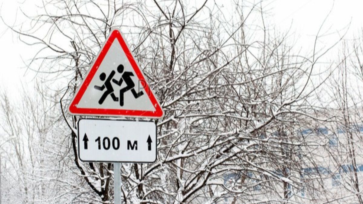 Дорожные знаки снег. Дорожные знаки зимой. Дорожные знаки Барнаул. Дорожный знак на улице зимой. Кража дорожного знака.