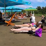 Воды много, но отдыхающих еще больше: что происходит на пляжах Барнаула в разгар жары