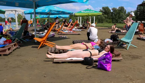 Воды много, но отдыхающих еще больше: что происходит на пляжах Барнаула в разгар жары
