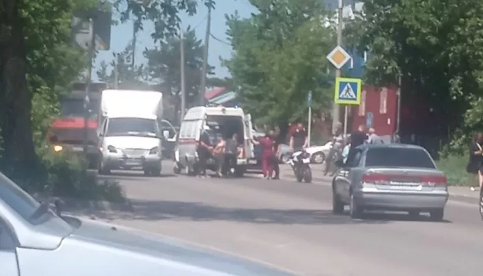 В Барнауле 18-летняя девушка попала под колеса грузовика
