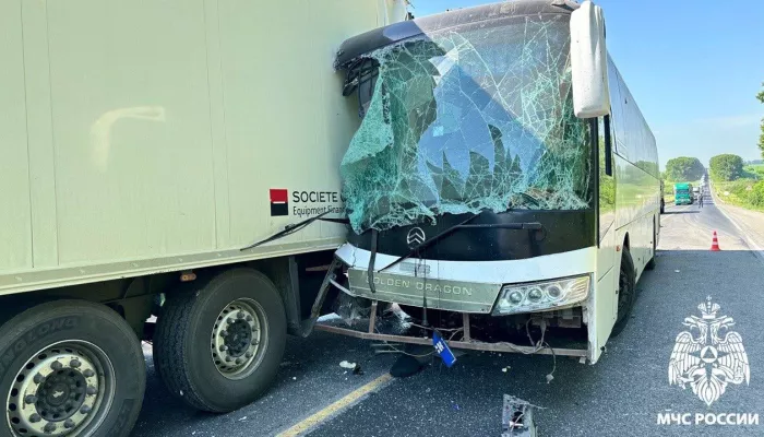 Пассажирский автобус врезался в грузовик под Кемеровом, пострадали 17 человек