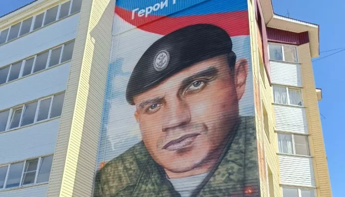 В Рубцовске отреставрировали мурал с изображением героя СВО