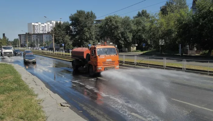 В Барнауле из-за аномальной жары поливают дороги