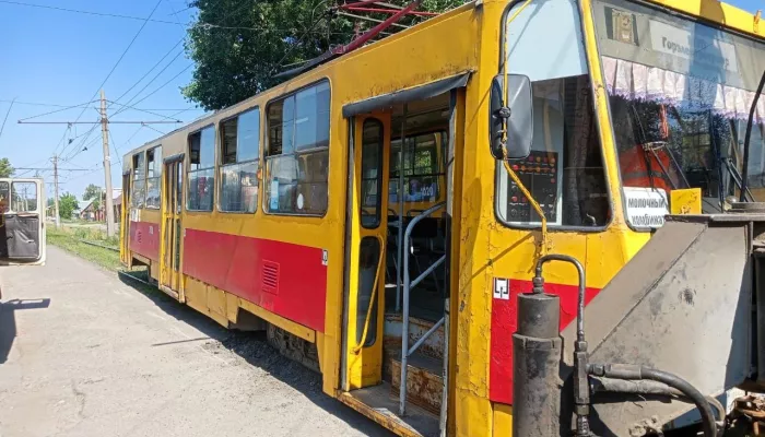 В Барнауле трамвай № 5 сошел с рельсов, пострадали два человека