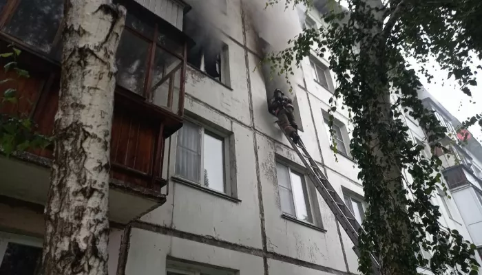 В Бийске спасли 10 человек из горящей многоэтажки
