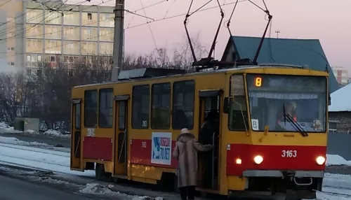 В Барнауле Nissan столкнулся с трамваем и заблокировал движение на линии